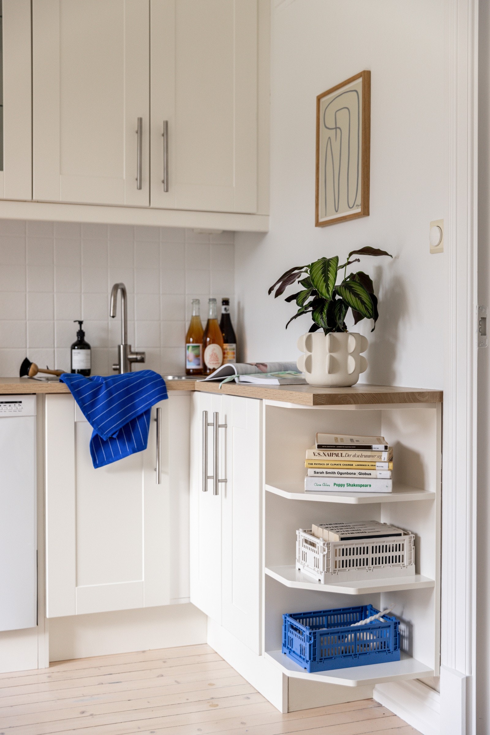 De åpne hyllene er dekorative samtidig som de gir lagringsplass. Galleribilde