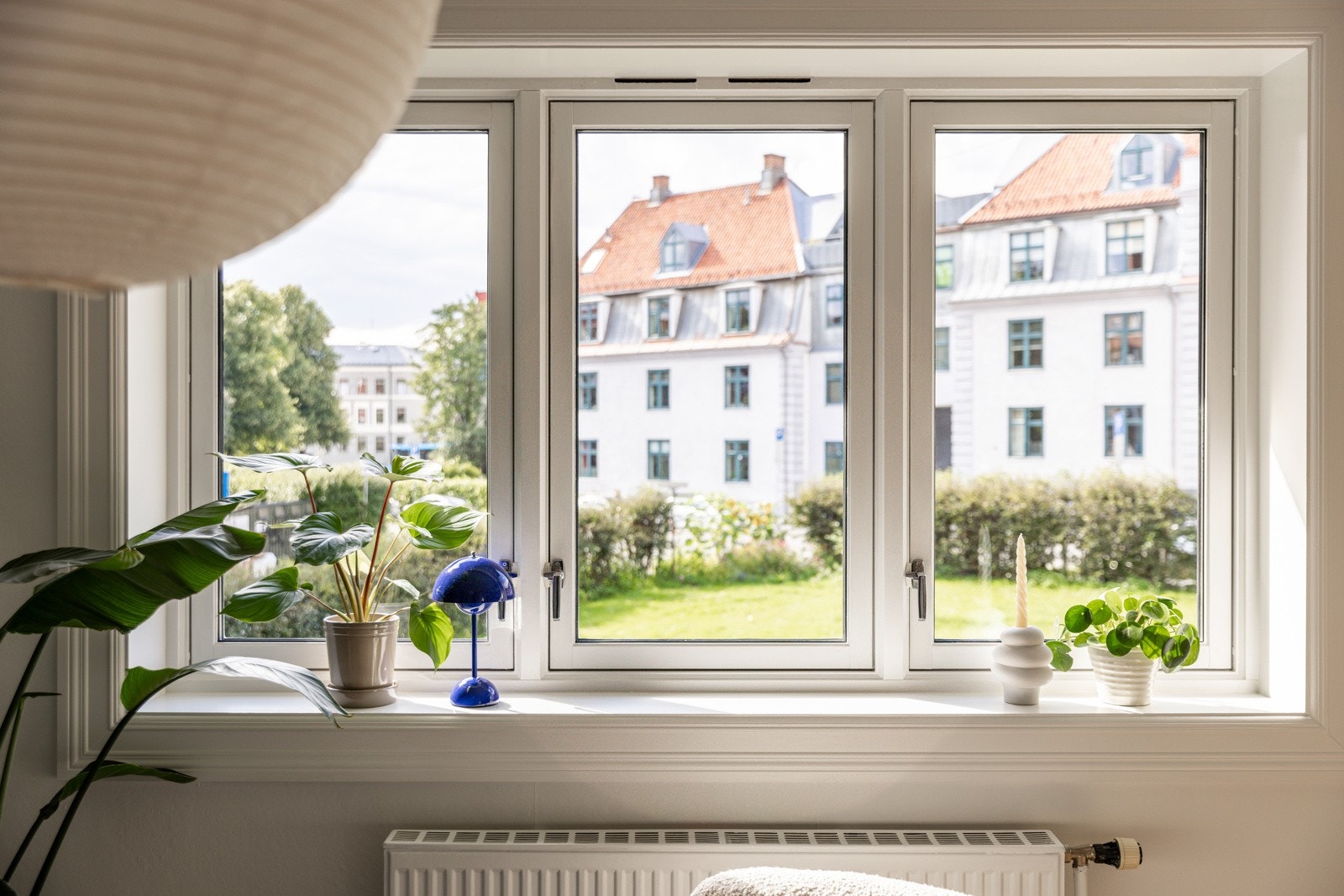 Leiligheten i høy 1. etasje vender i sin helhet ut mot rolig og grønn forhage. Galleribilde