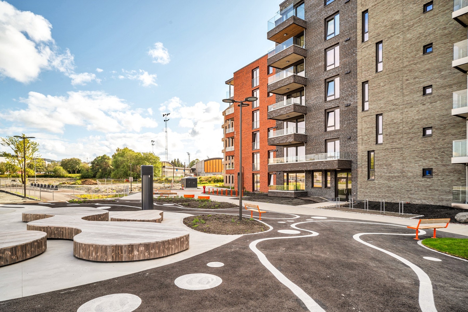 Leiligheten har en sentral beliggenhet i Trondheim Øst og ligger tett på trafikk-knutepunkt, er nærmeste nabo til IKEA og grenser til Leangen idrettspark Galleribilde