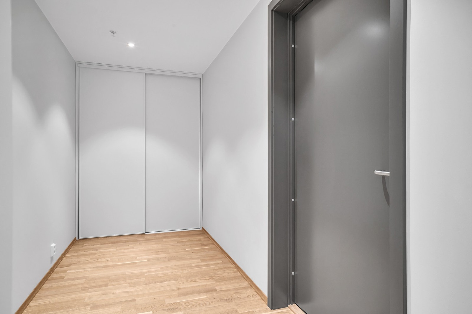 Entrè med praktisk skyvedørsgarderobe Galleribilde
