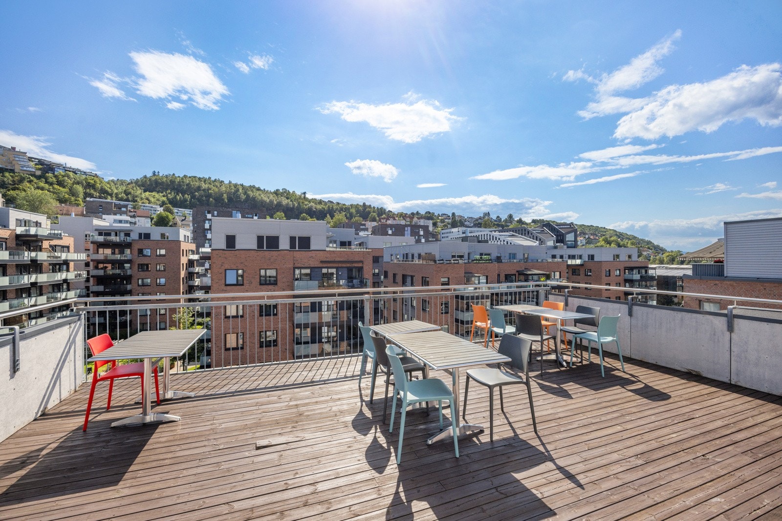Solrik, felles takterrasse i bygget med utsikt over nærområdet. Galleribilde