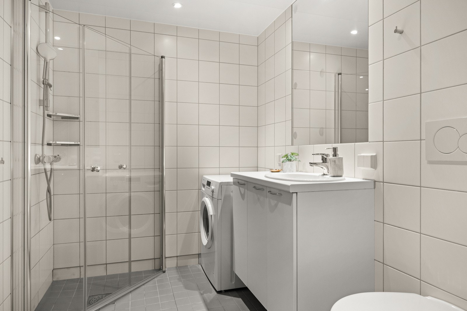 Baderom fra byggeår med tidløst design. Varme i gulv. Galleribilde