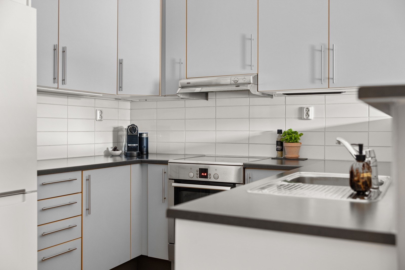Smedstorp kjøkkeninnredning fra byggeåret med glatte fronter og laminat benkeplate. Galleribilde