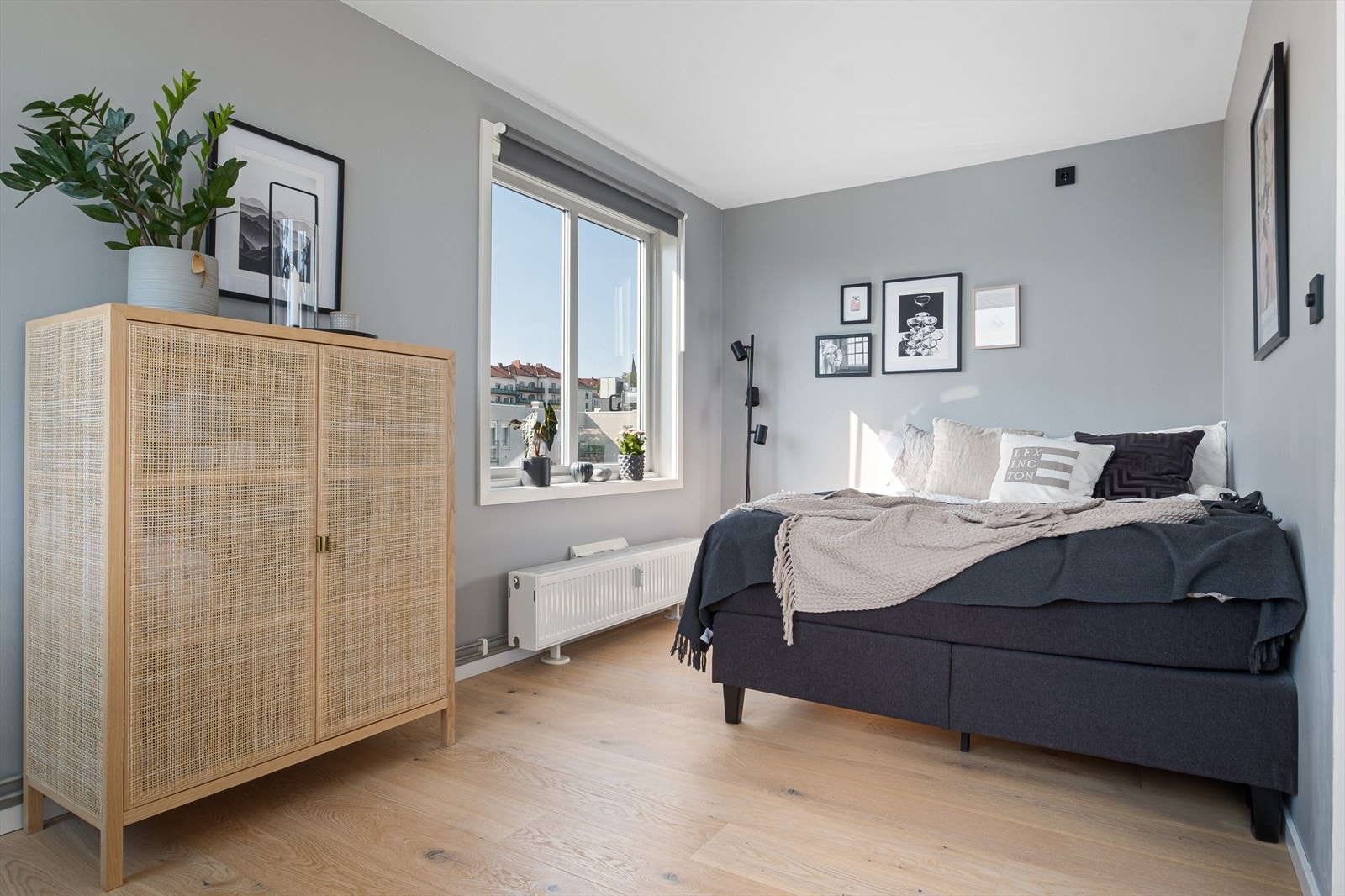 Soverom med god plass til dobbeltseng, garderobe og en kontorpult. Galleribilde