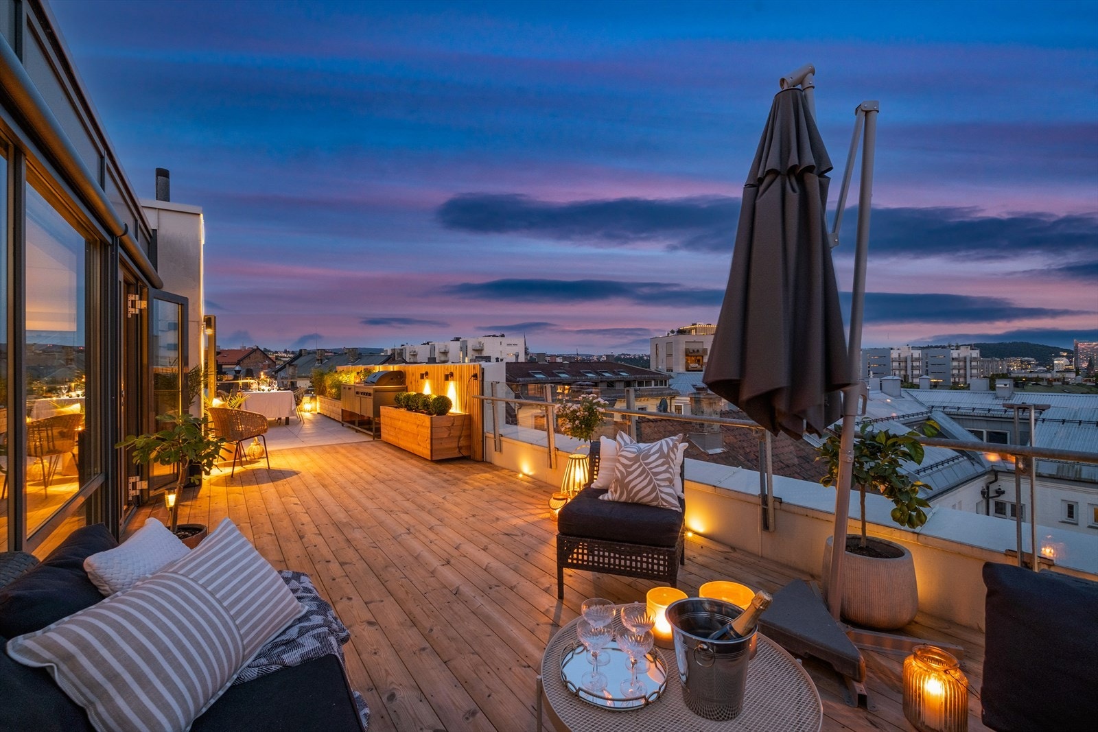 Privat takterrasse på 75 kvm som enkelt kan deles inn i flere soner. Her avbildet i "Lounge" avdelingen. Galleribilde