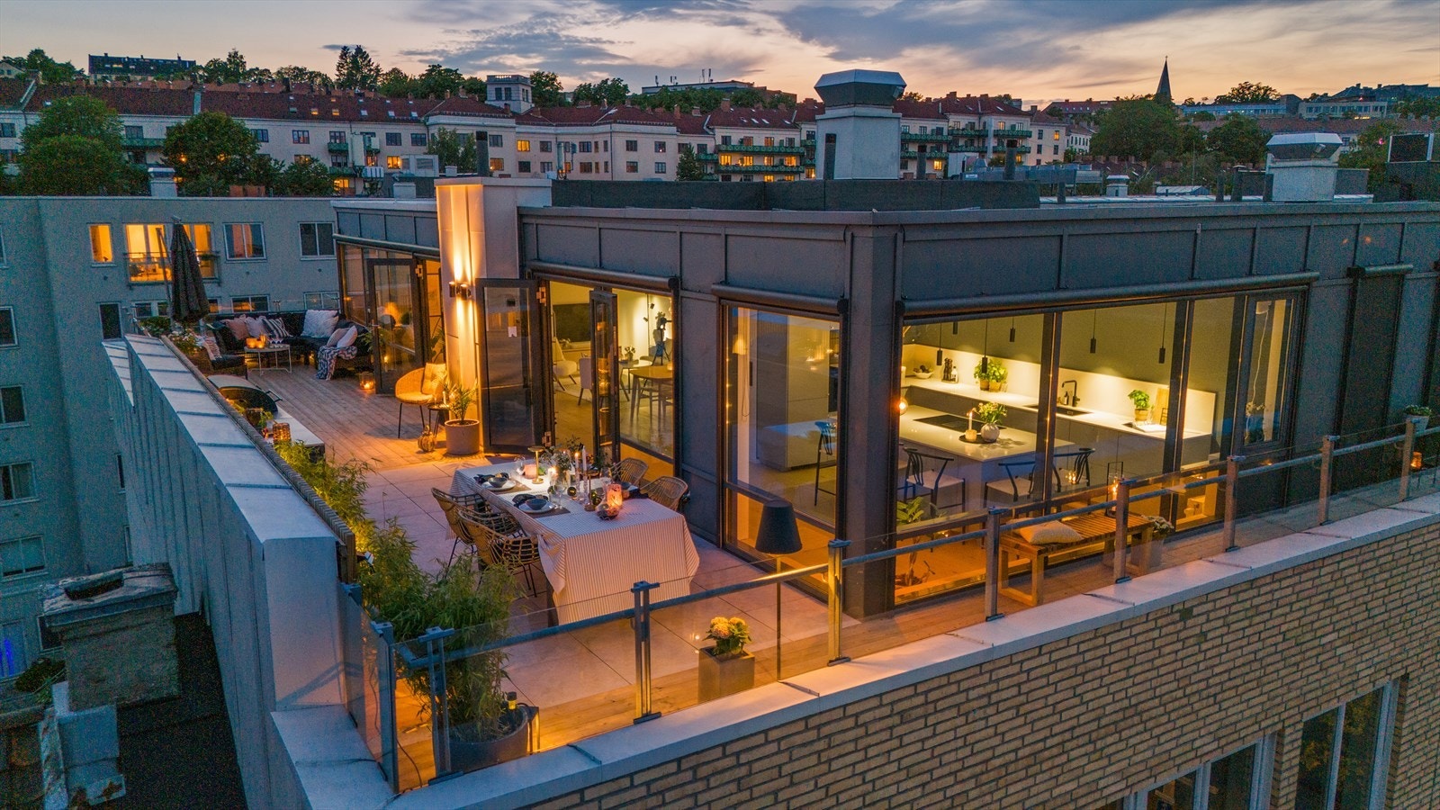 Nordvik v/Moestue gleden av å presentere en svært sjelden mulighet! Rålekker Penthouse på 134 kvm med 75 kvm privat takterrasse. Husk visningspåmelding! Galleribilde