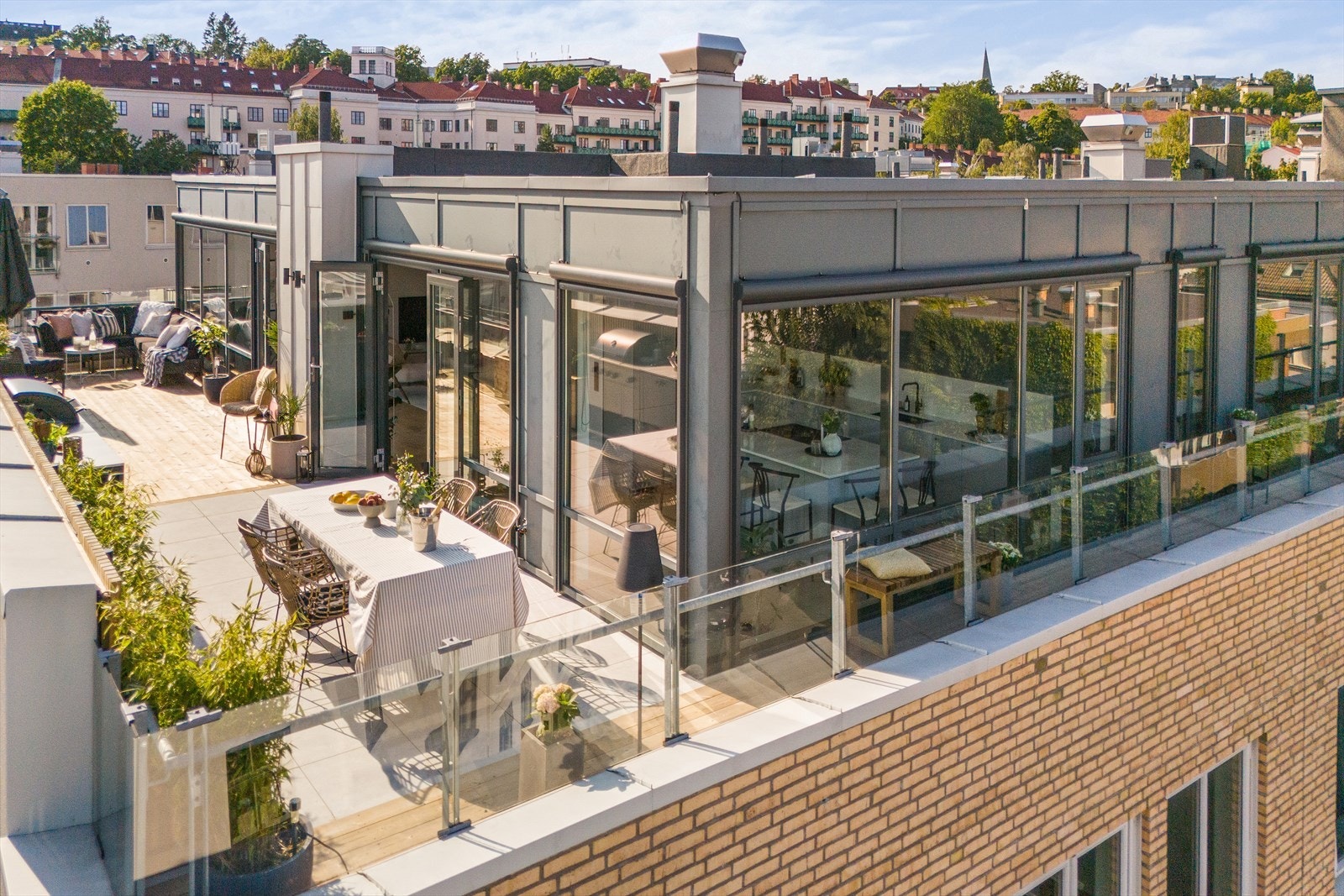 Dronefoto av leiligheten. Galleribilde