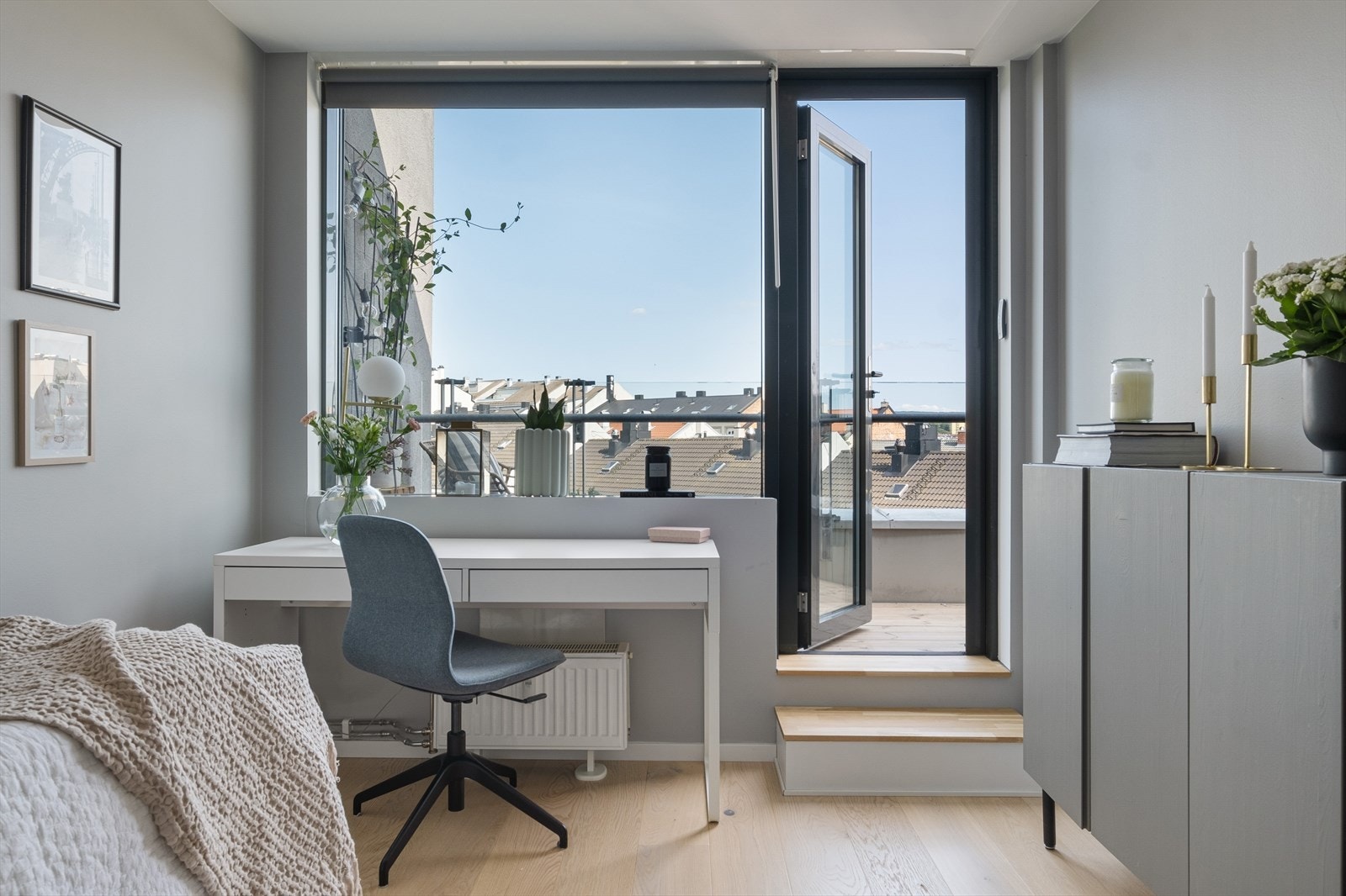 Rommet har direkte adkomst til takterrasse. Galleribilde