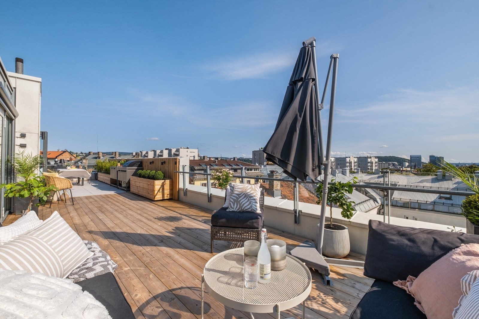 Stor takterrasse med upåklagelig sol- og utsiktsforhold. Galleribilde