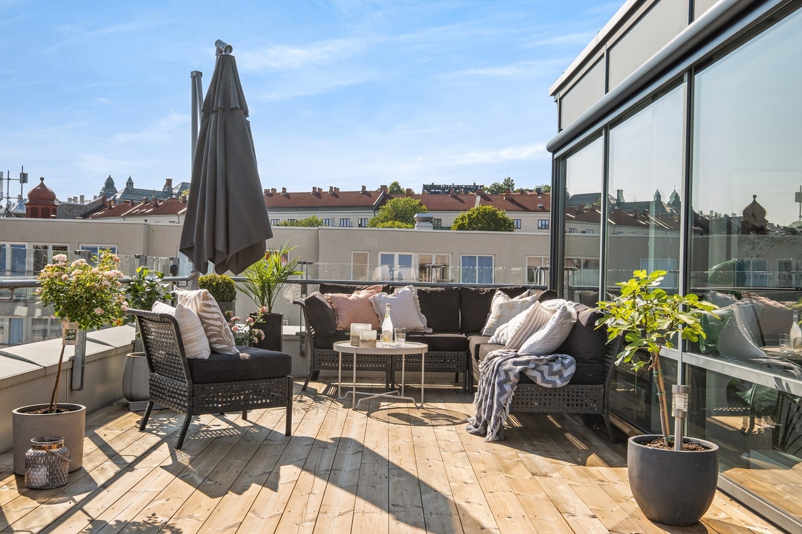 På takterrassen er det svært gode solforhold fra tidlig morgen til sent på kvelden. Galleribilde