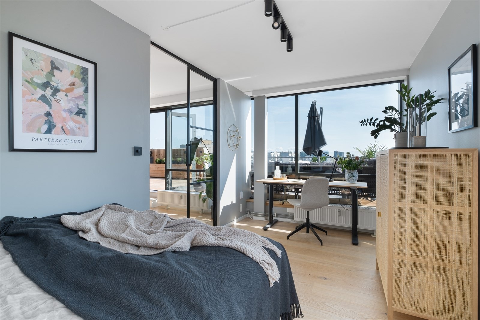 Soverom med god plass til dobbeltseng, garderobe og en kontorpult. Galleribilde