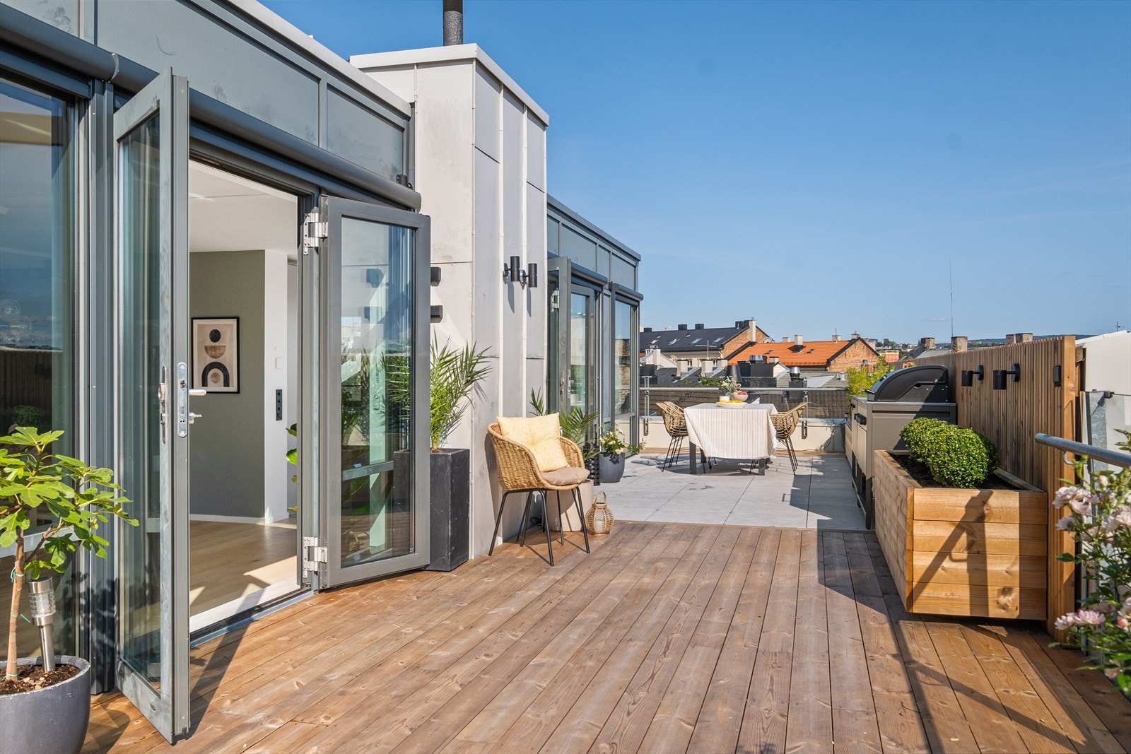 Det er adkomst til takterrassen fra stue, kjøkken og et soverom. Galleribilde