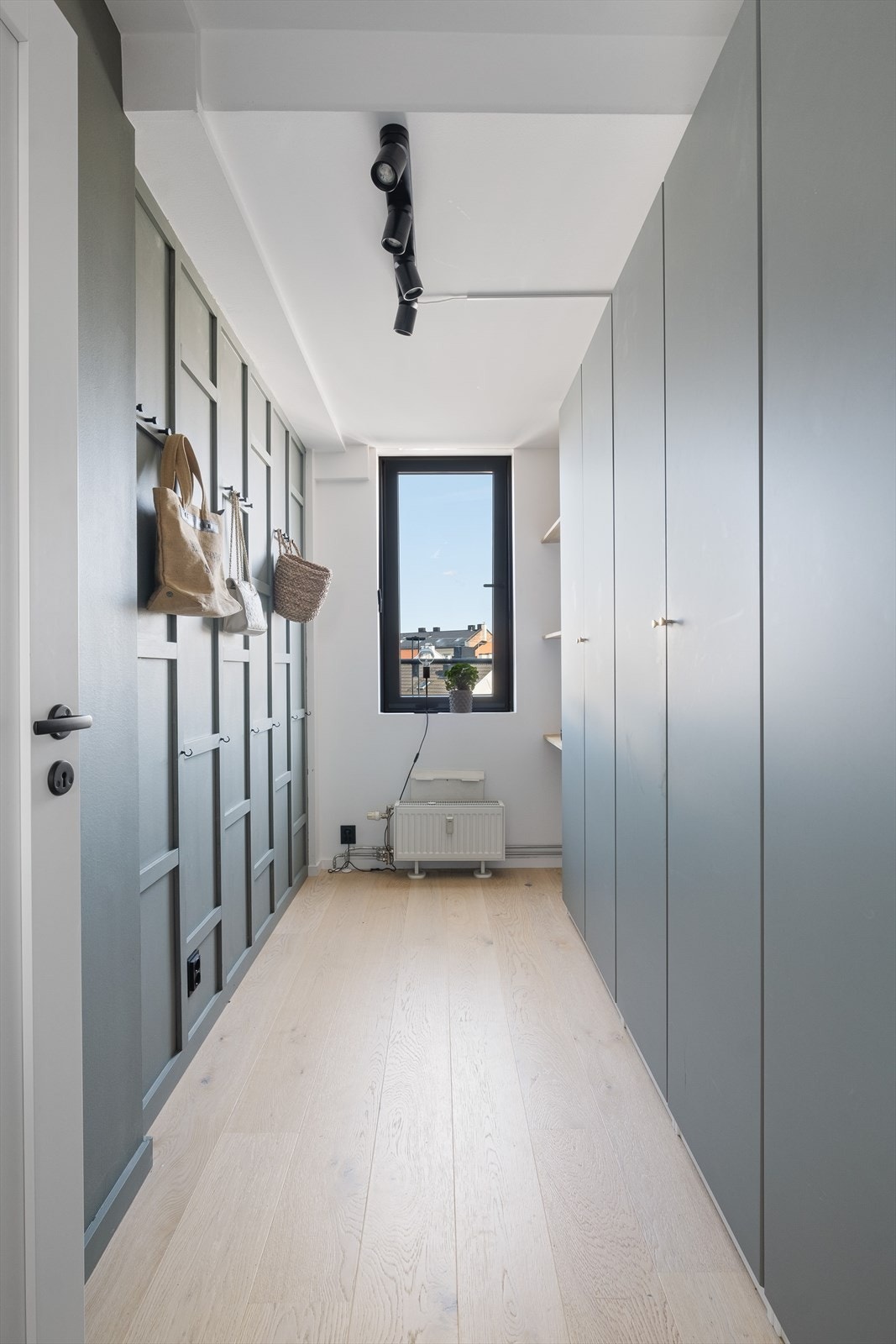 Et av soverommene har blitt ombygget til omkledningsrom av dagens eiere. Galleribilde