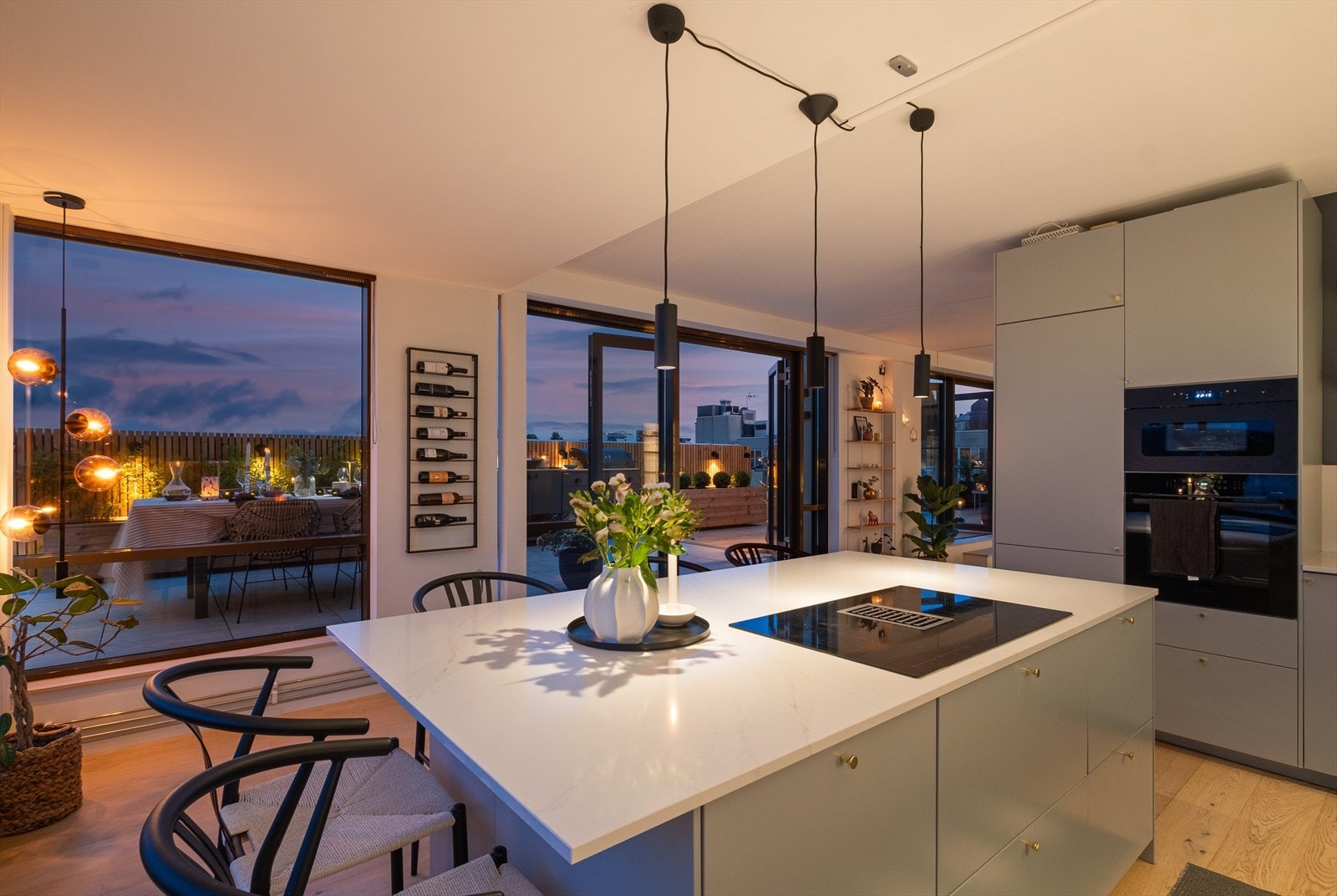 Leiligheten har smart hjemstyring i prinsipp alt av lys, zip screens, radiatorer og lignende (Athom Homey system). Her styrer du enkelt alt i leiligheten fra smarttelefon enten om du er hjemme eller ikke. Galleribilde