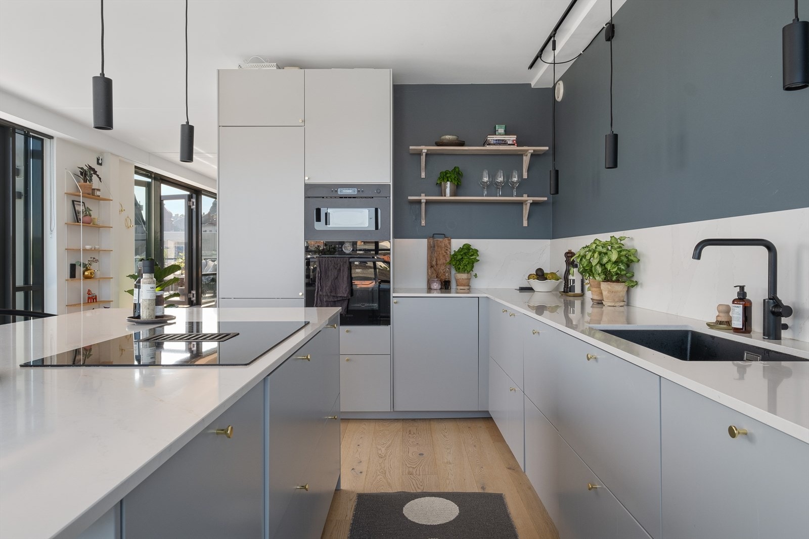 Kjøkkenet har integrerte hvitevarer som kjøl/frys, komfyr, micro og oppvaskmaskin. Induksjon platetopp med integrert ventilator. Galleribilde