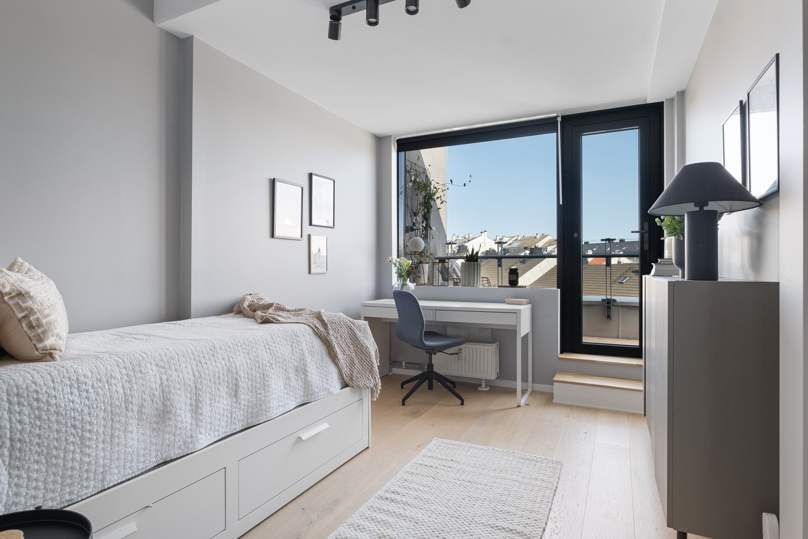 Et av soverommene har adkomst til takterrassen. Galleribilde