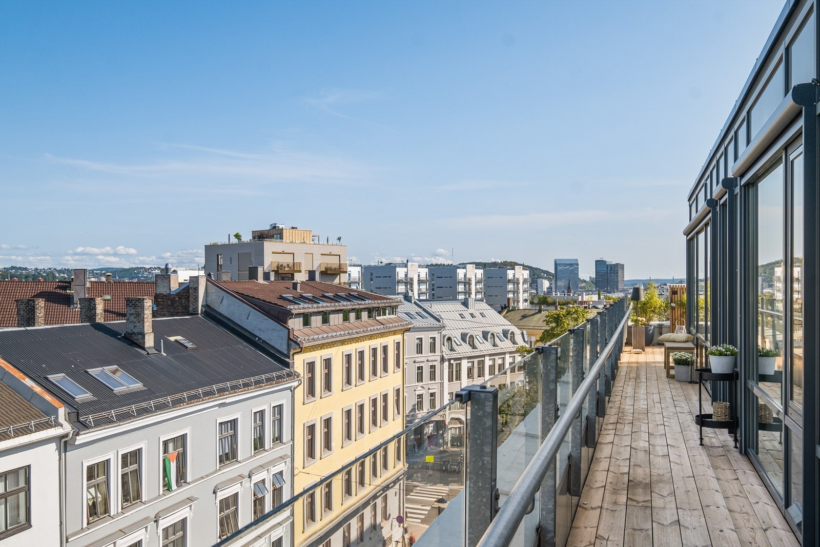 Takterrassen strekker seg rundt leiligheten. Galleribilde