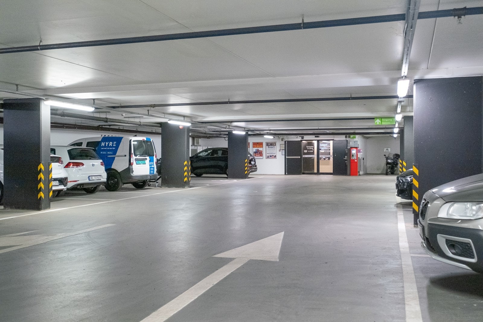 Heisadkomst ned til garasjeanlegget i Kiellands Hus. Her er det tidvis mulighet for kjøp/leie av garasjeplass. Adkomst til Kiellands Hus med Coop Mega, Vinmonopolet, frisør m.m.. Galleribilde