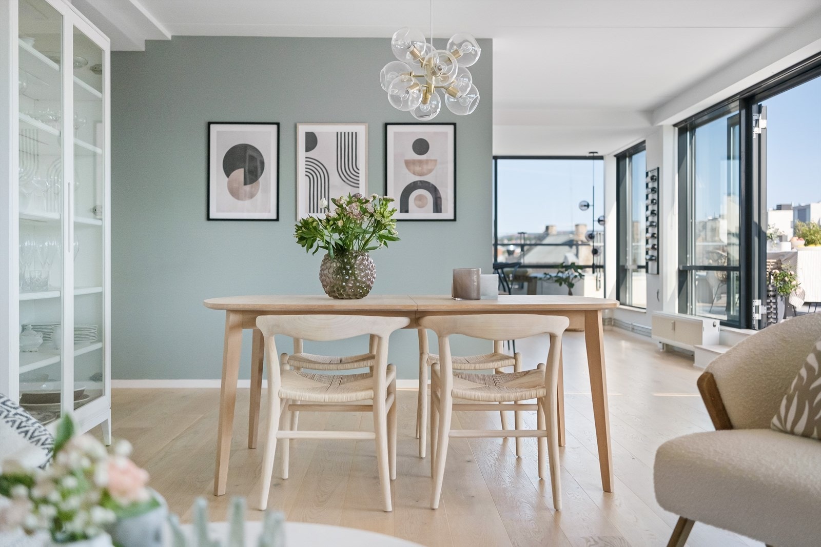 Rommet har god plass til større spisebord uten at det demper den gode romfølelsen. Galleribilde