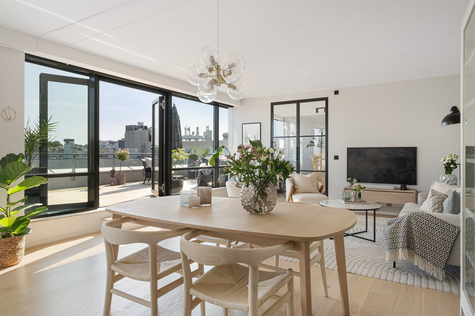 Stue/spisestue med god plass til møblement. Galleribilde