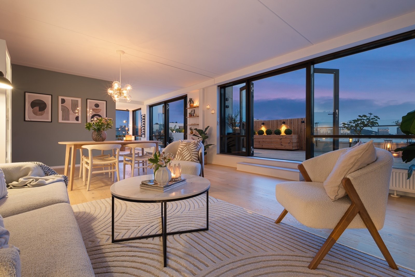 Fantastisk stemning i leiligheten under kveldstimene. Galleribilde