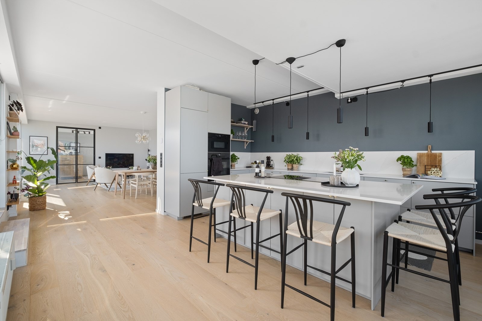 Lekker kjøkkeninnredning fra 2022 med integrerte hvitevarer og benkeplate i komposittstein. Galleribilde