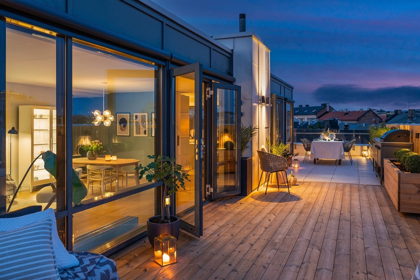 Terrassen er oppgradert i 2024 med nytt terrassebord, steinheller og spiler på vegg mot beslag. Videre er det montert belysning. Galleribilde