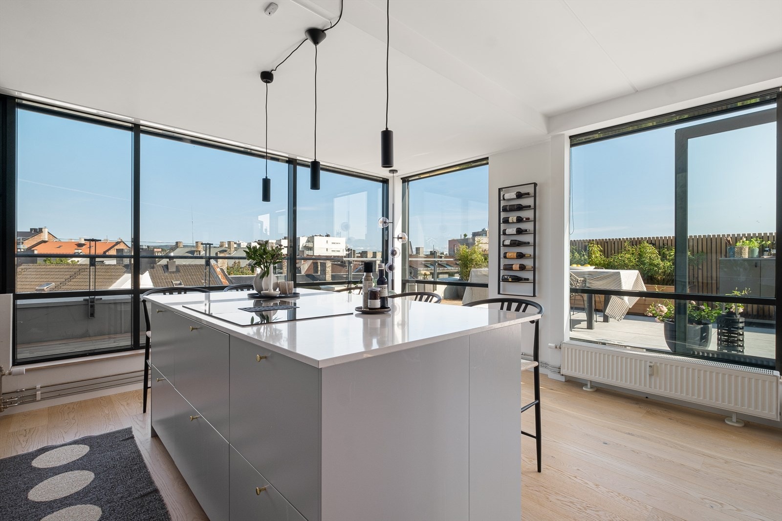 Leiligheten ligger høyt og fritt. Galleribilde