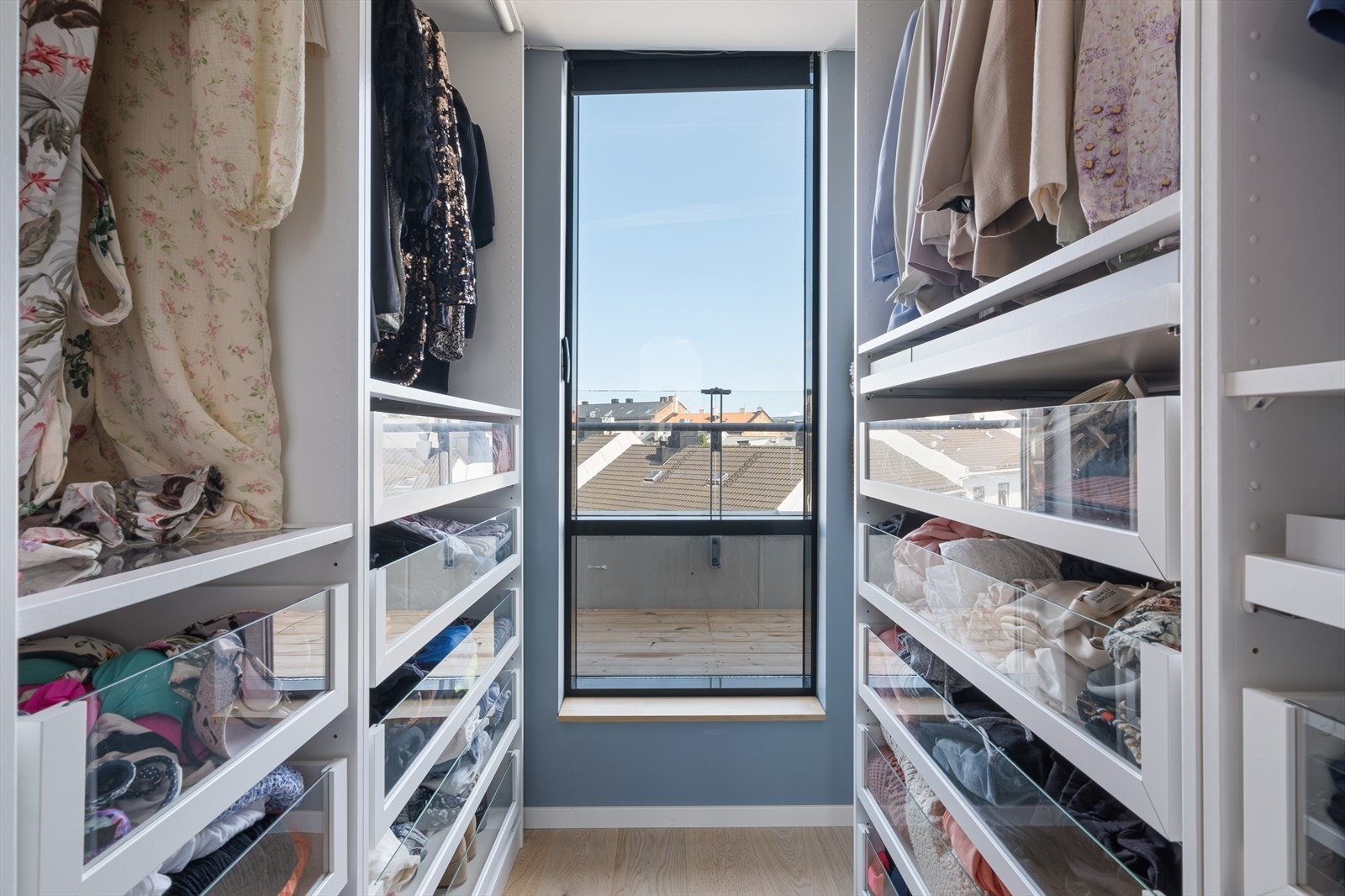 Rommet har eget "wak-in-closet". Galleribilde