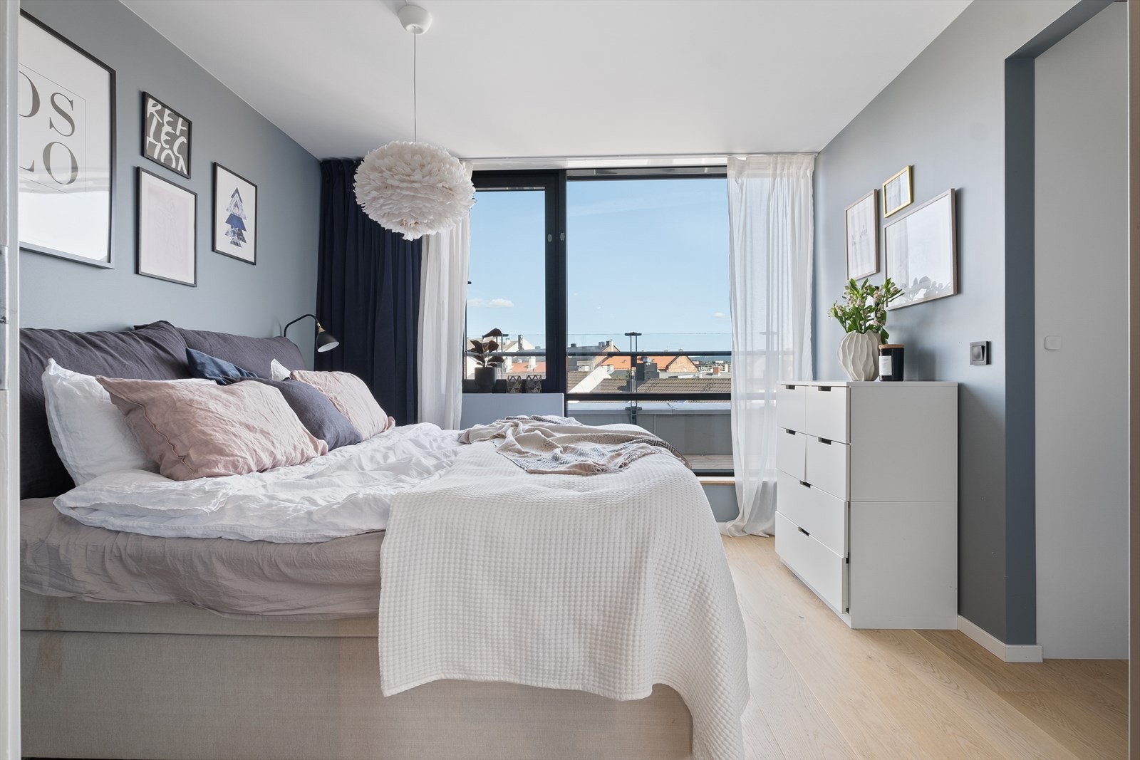 Hovedsoverom med god plass til dobbeltseng og nattbord. Galleribilde