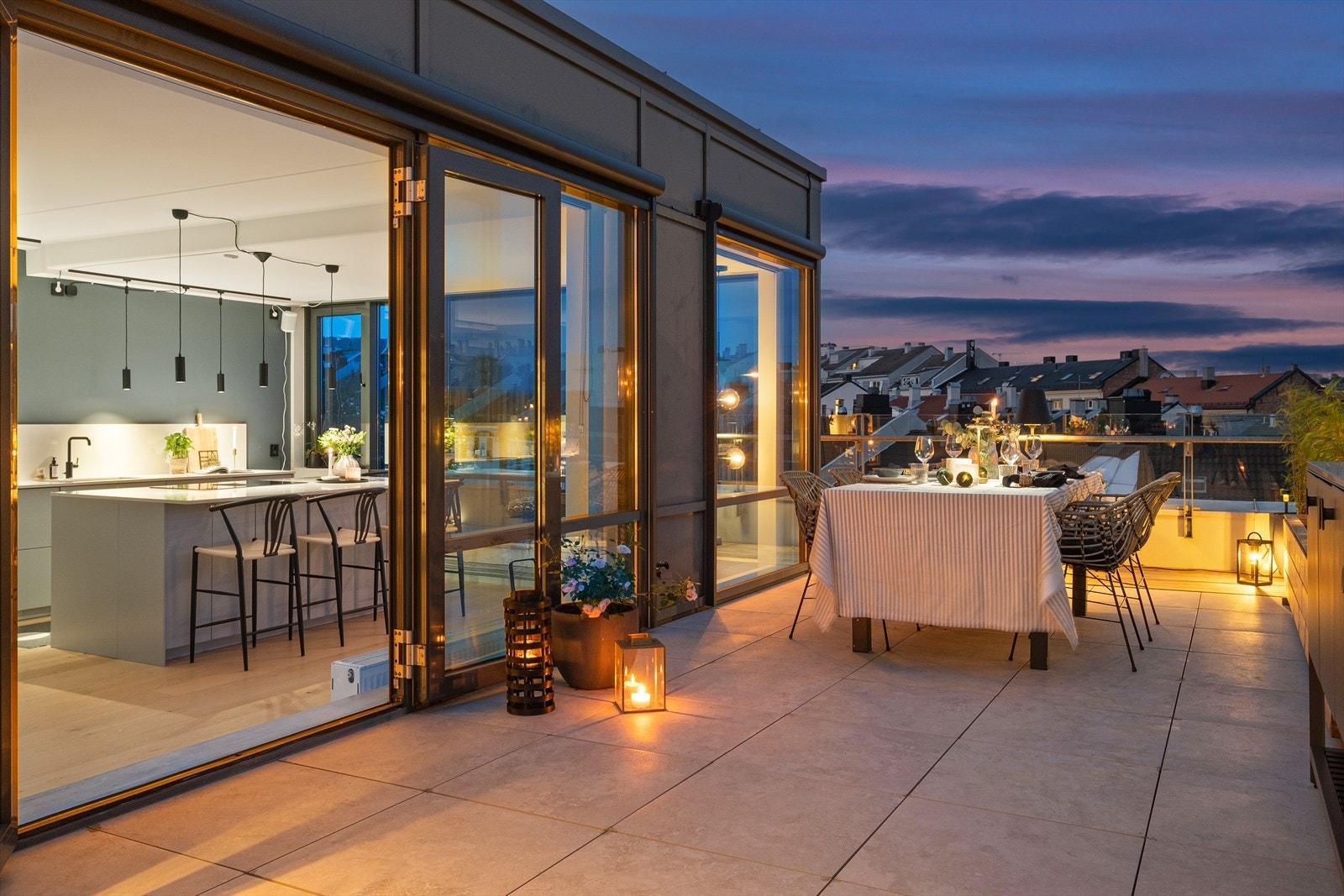 Spiseplassen på takterrassen er i nær tilknytning til kjøkkenet. Galleribilde