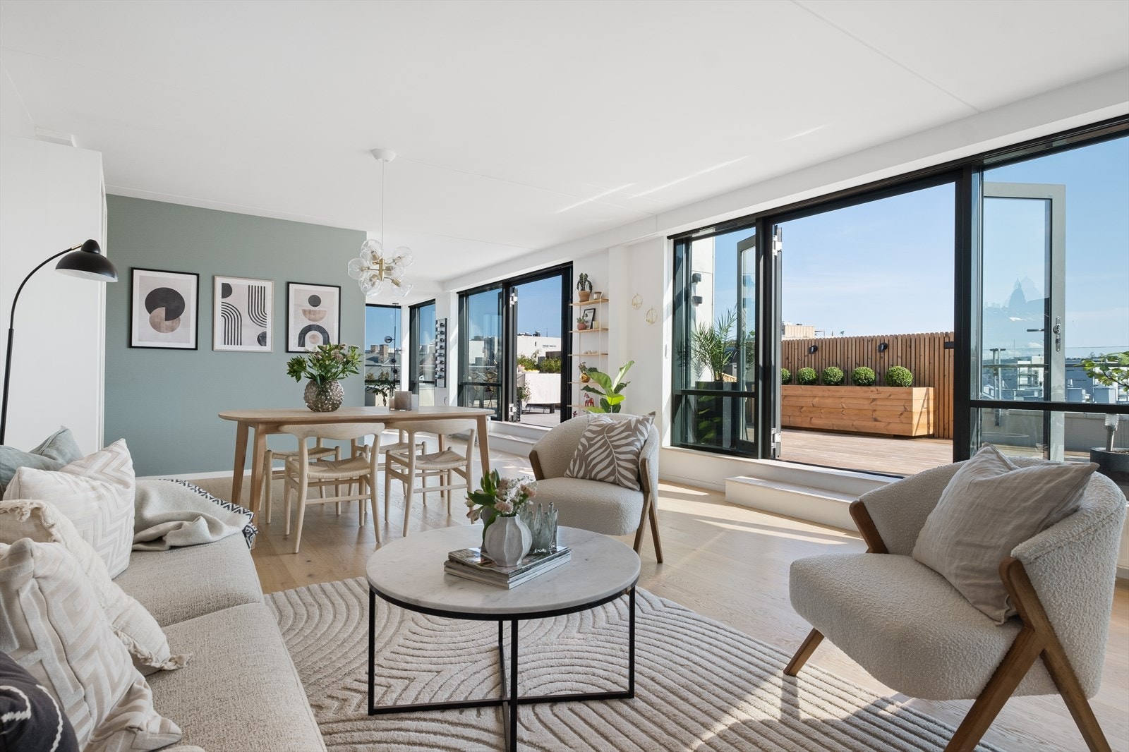 Hele leiligheten har store vindusflater som sikrer optimalt med lys og utsikt. Galleribilde