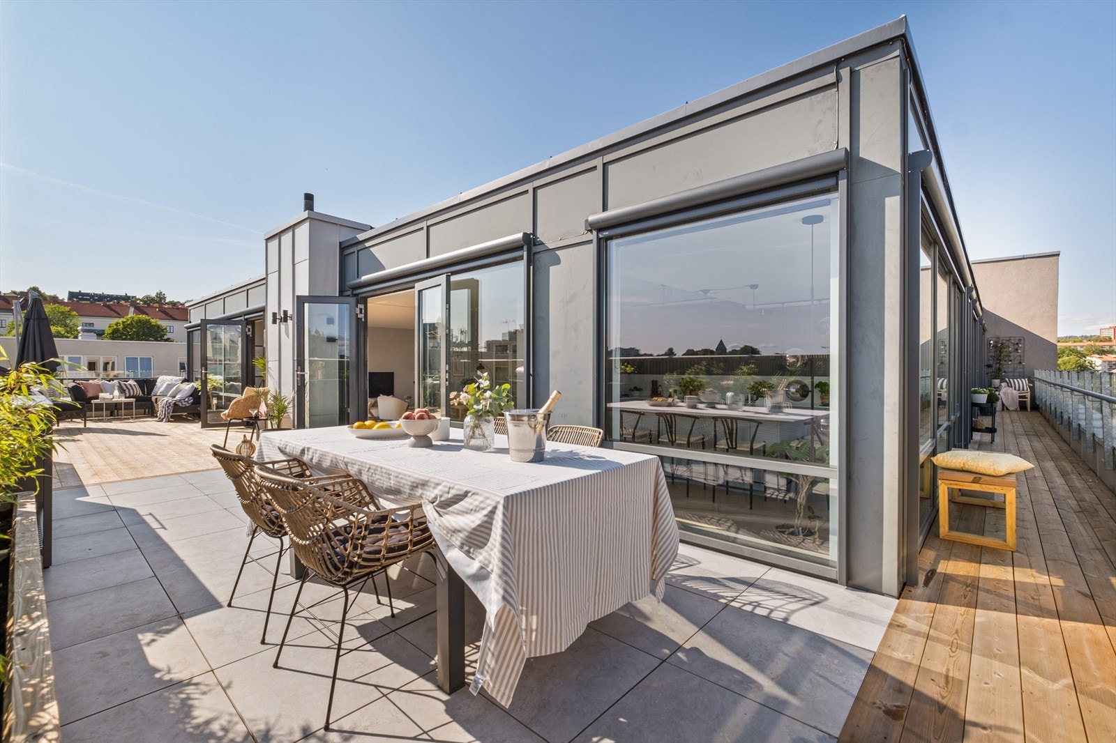 God plass til stort spisebord på uteplassen. Samtlige vinduer i leiligheten har utvendig screens. Galleribilde