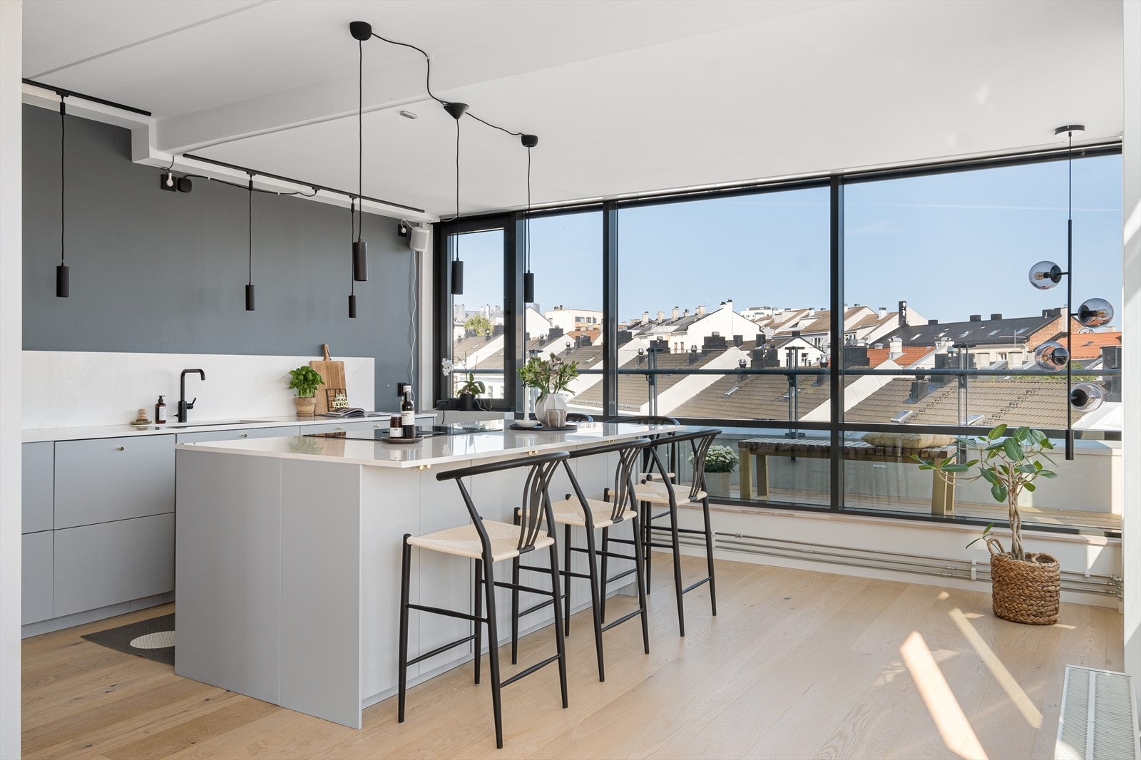 Kjøkkenet har en praktisk kjøkkenøy med bardisk som understreker en sosial sone under matlagingen. Galleribilde