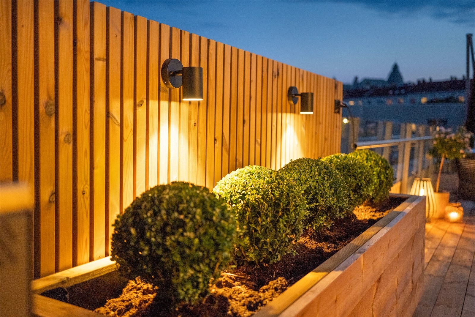 Ny plantekasse på terrassen. Galleribilde