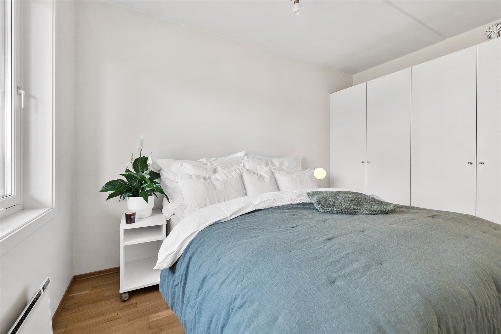 Soverommet er utstyrt med to store garderobeskap med god lagringsplass Galleribilde