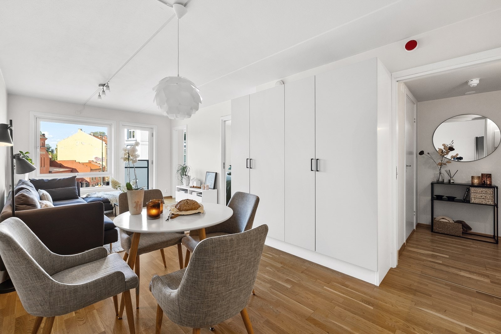 Fra entré er det direkte tilgang til baderom og åpen stue- og kjøkkenløsning Galleribilde