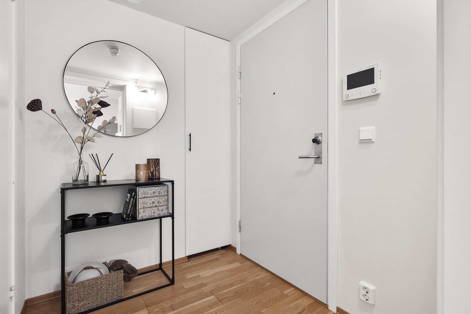 Velkommen inn! Entréen har callingsystem fra 2022 og en nett innebygd garderobe til klær og sko Galleribilde