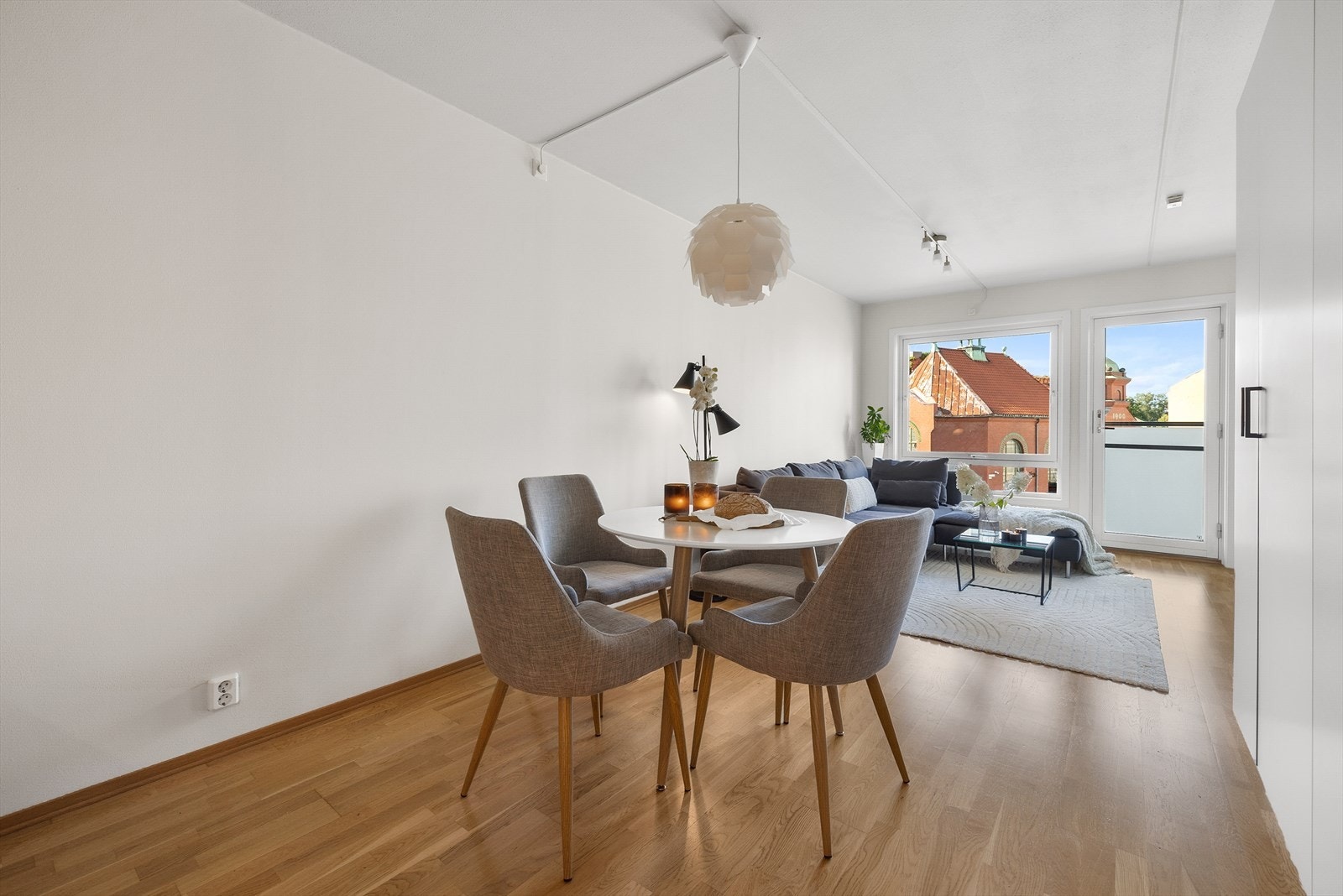 Stuen er romslig og kan enkelt innredes med flere sittegrupper, samt godt med oppbevaringsplass i skap langs veggen Galleribilde