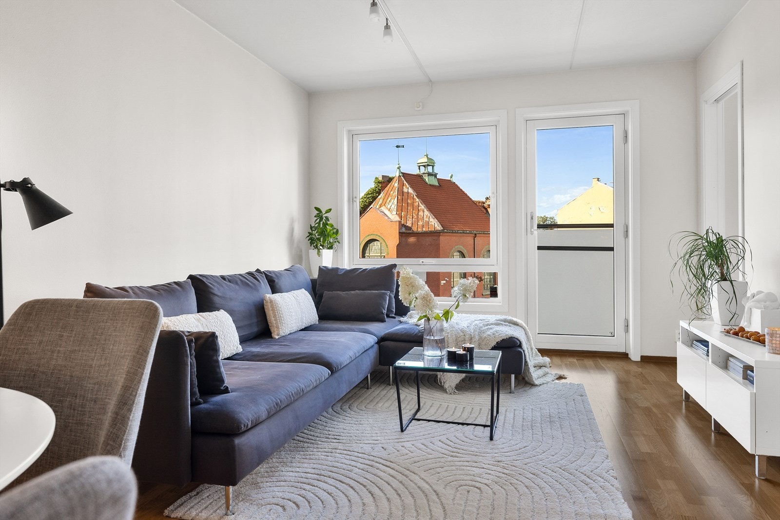 Godt lysinnslipp med store vindusflater og fransk balkong Galleribilde