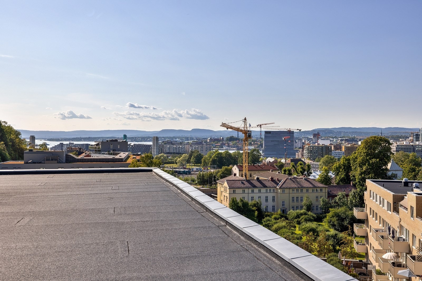 Gangavstand til Oslo sentrum. Dagligvarebutikk og Skrenten pizza 100m unna når man ikke vil inn til sentrum Galleribilde