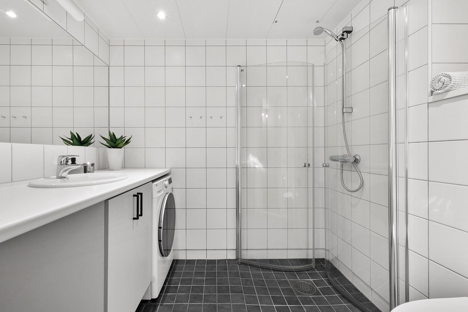 Hjørnedusj med glassdører og vegghengt toalett Galleribilde