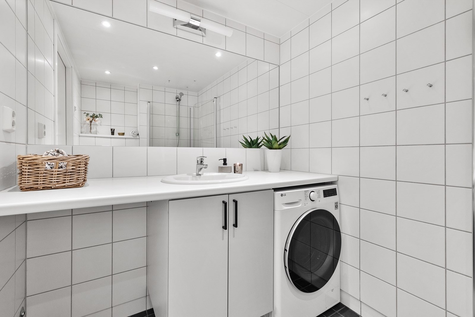 Flislagt og tidløst bad fra byggeår med opplegg for vaskemaskin og tørketrommel, samt varmekabler i gulvet Galleribilde