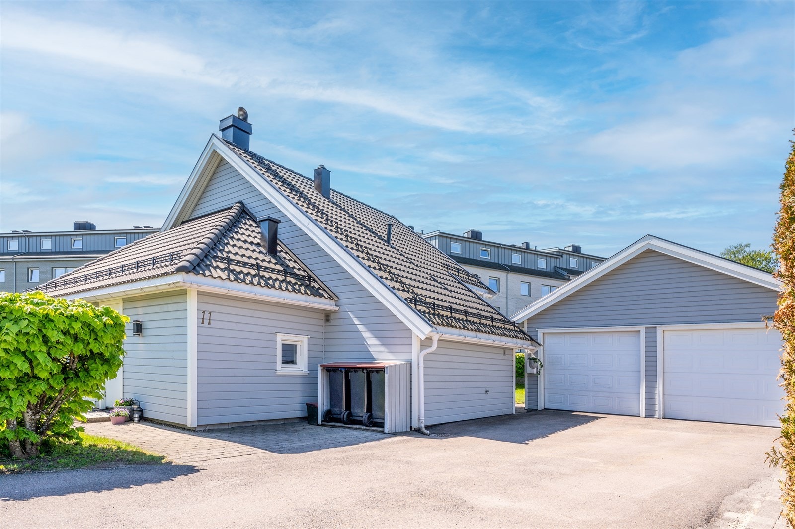 Boligen har 1/2 part av dobbel garasje som ligger plassert rett ved siden av boligen. Galleribilde