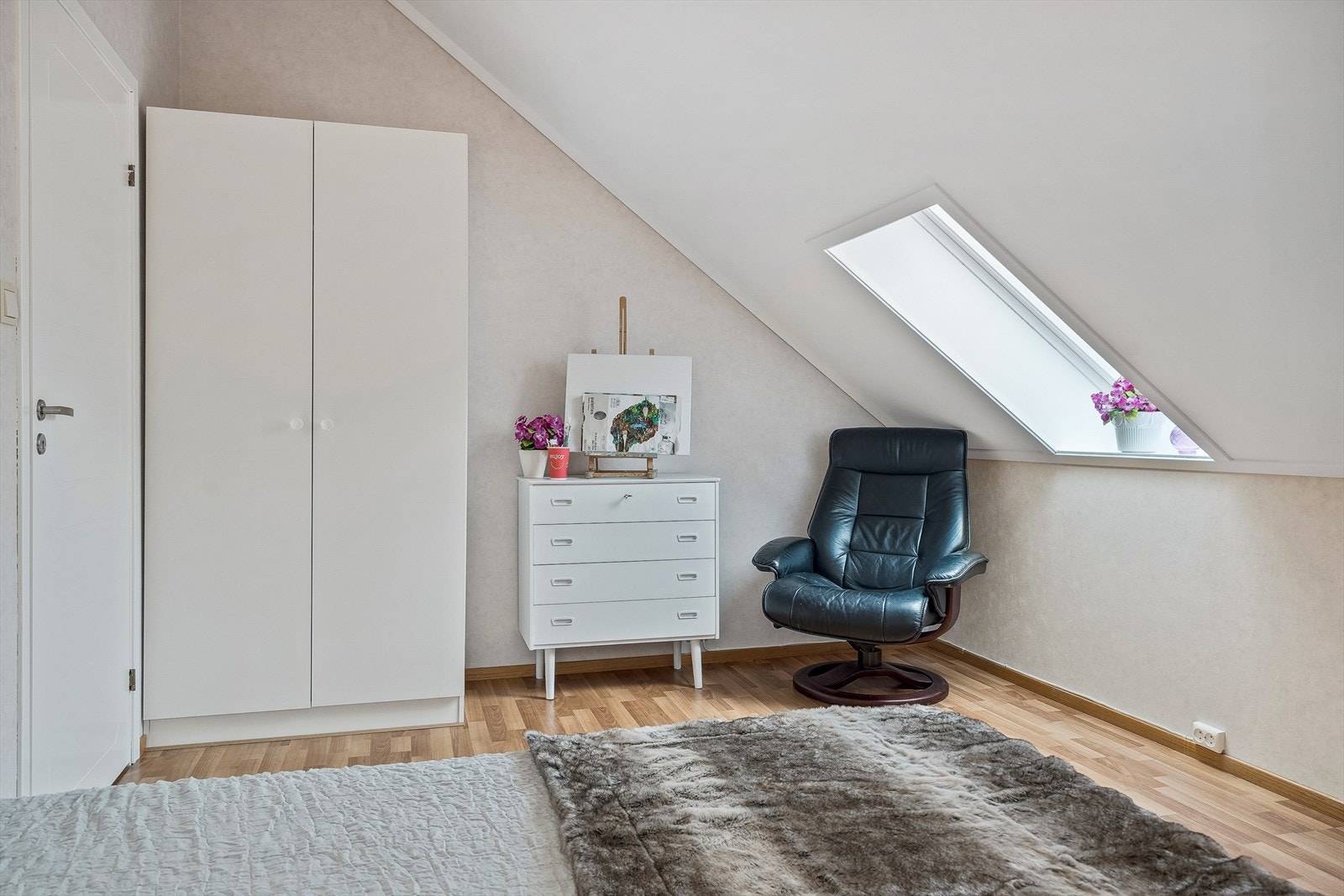 Soverom 2 har flott lys fra takvindu Galleribilde