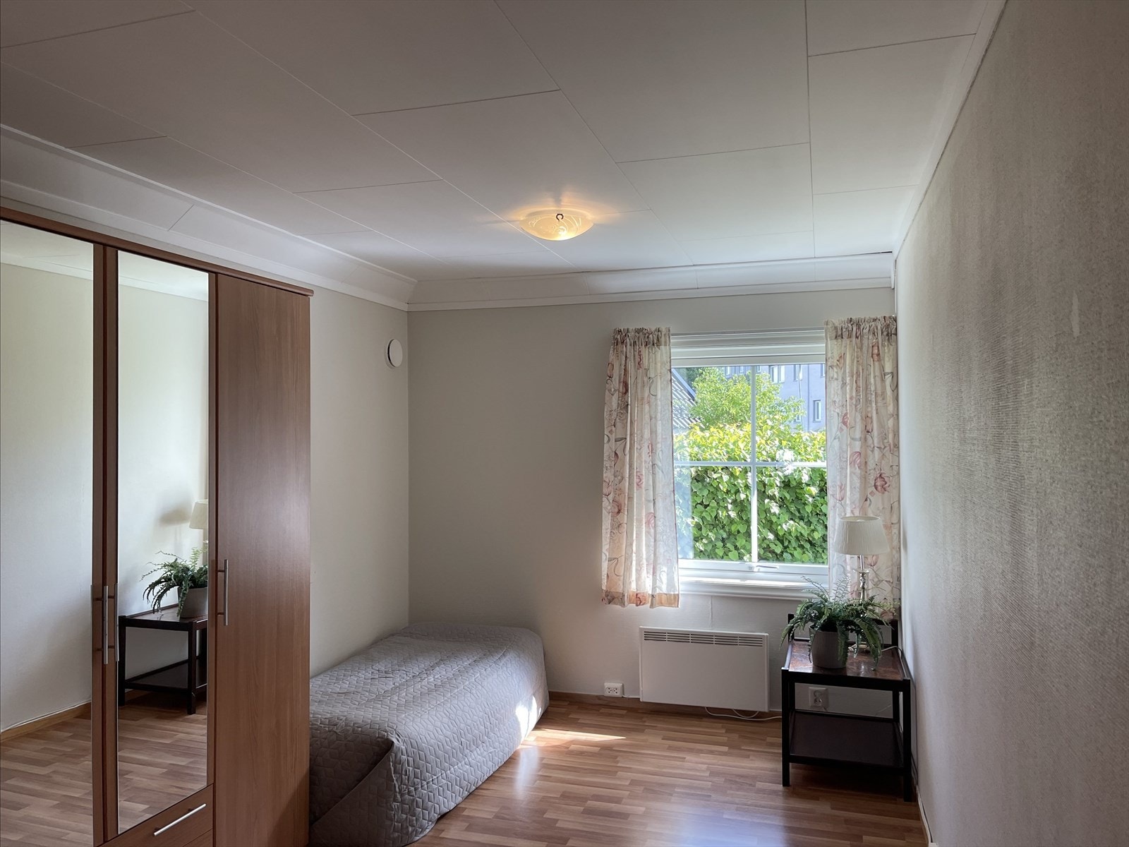 Romslig hovedsoverom i 1. etasje Galleribilde