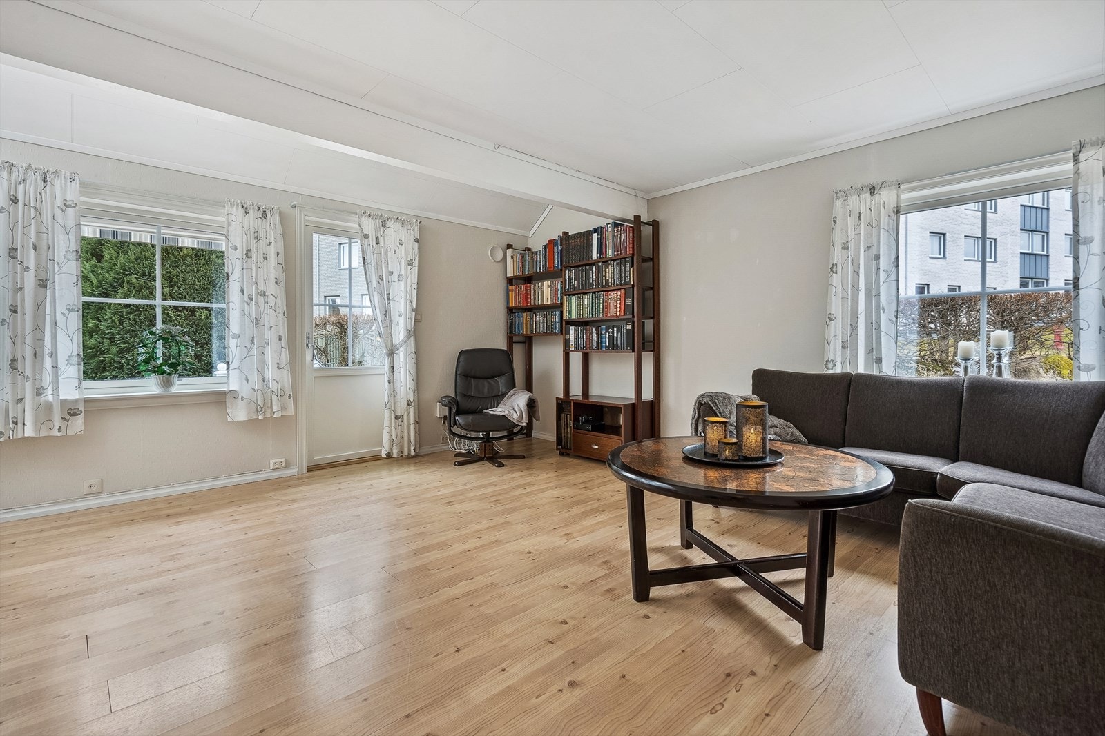 Stuen har utgang til terrasse og hage Galleribilde