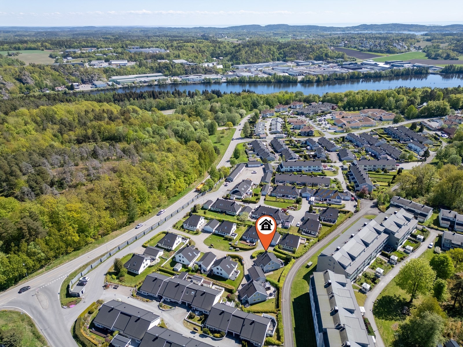 Dronefoto over Bekkefartet. Kort vei til fine turområder langs Lågen. Galleribilde