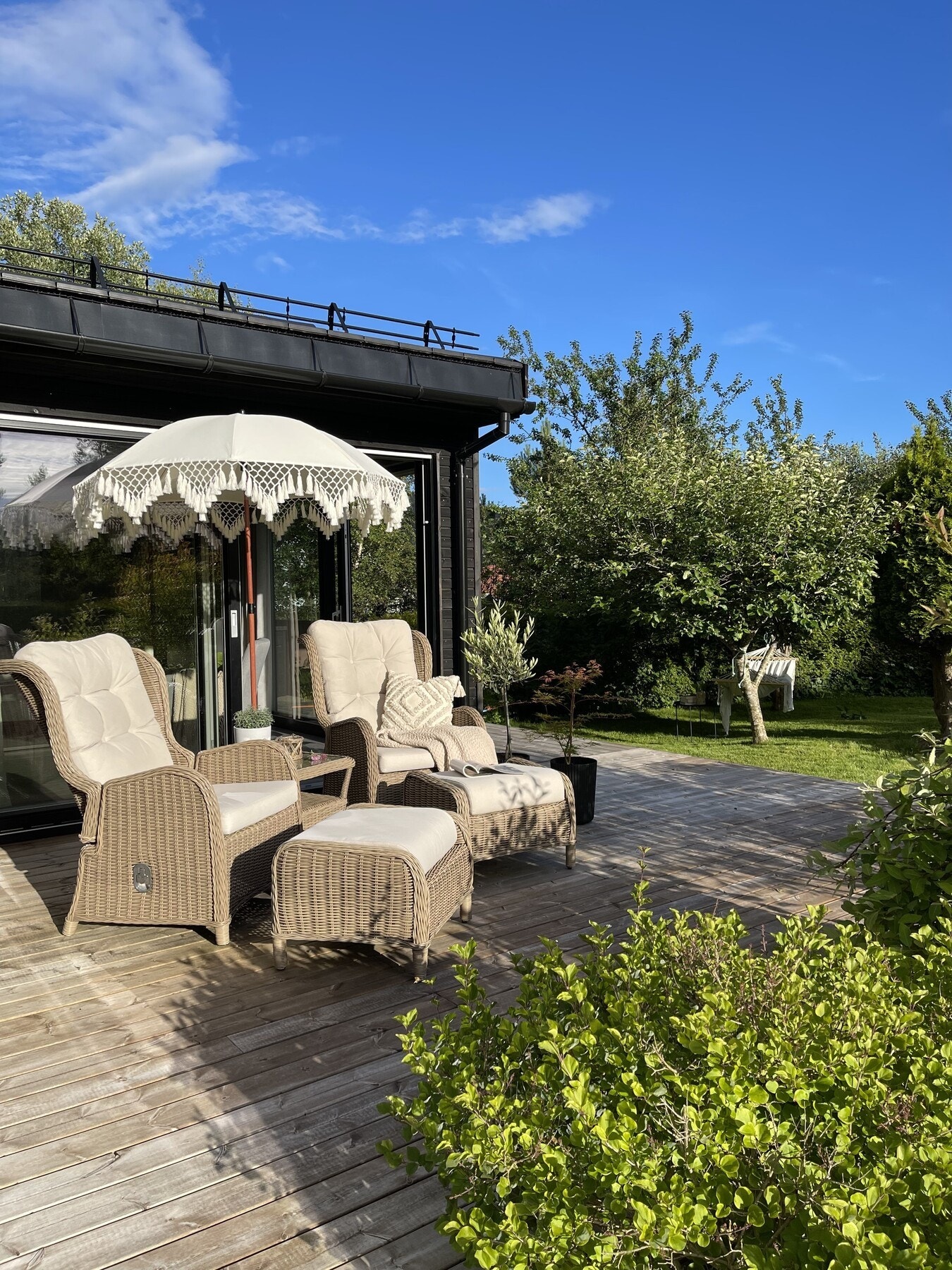 Boligen har flotte, opparbeidede uteområder med bl.a. markterrasse og trivelig gapahuk. Galleribilde