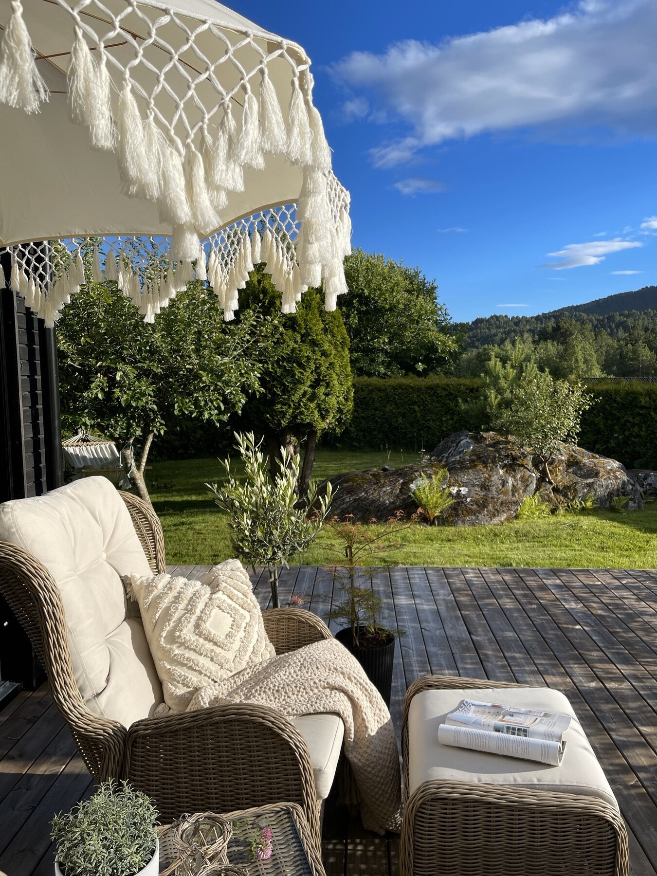 Her kan man nyte en god kopp kaffe i solveggen. Galleribilde